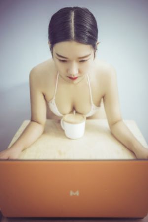 朝八晚四在线观看_HD超清免费观看